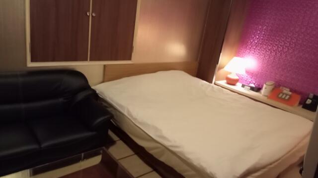 ドンキーズジャングル(千葉市中央区/ラブホテル)の写真『603号室　メインベッドルーム　照明とかティッシュは枕元ではありません』by K61