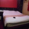 ラックス(台東区/ラブホテル)の写真『201号室、中央にベッド、手前にソファ、冷蔵庫などがある』by 猫饅頭