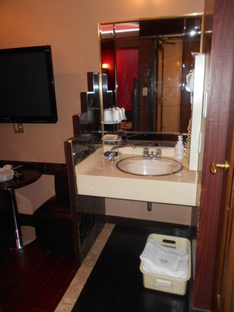 ラックス(台東区/ラブホテル)の写真『201号室、洗面台で小さくコンパクトで、機能的である』by 猫饅頭