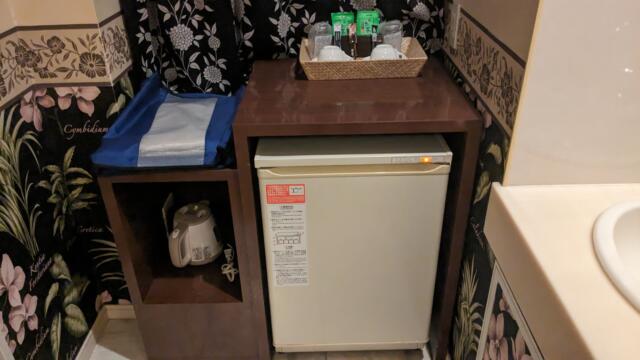 サンマリン(新宿区/ラブホテル)の写真『601号室、冷蔵庫、ポット』by 爽やかエロリーマン