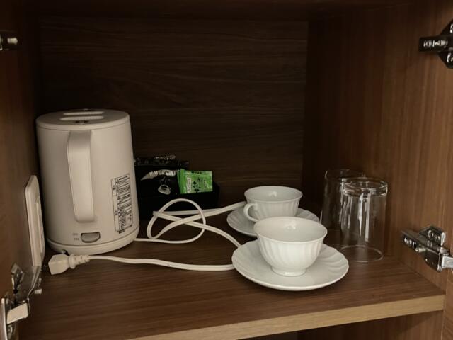 HOTEL Plaisir Akihabara(ホテルプレジール秋葉原)(千代田区/ラブホテル)の写真『301号室　棚(食器、電気ケトル)』by ヒロHIROヒロ
