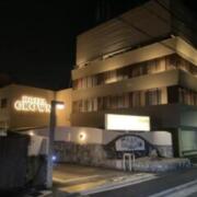 HOTEL CROWN （クラウン）(京都市右京区/ラブホテル)の写真『夜の外観』by まさおJリーグカレーよ
