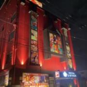 HOTEL LOTUS 東大阪店（ロータス）(東大阪市/ラブホテル)の写真『夜の外観』by まさおJリーグカレーよ
