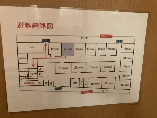 レンタルルーム ROOMS(新宿区/ラブホテル)の写真『2号室　避難経路図』by hireidenton