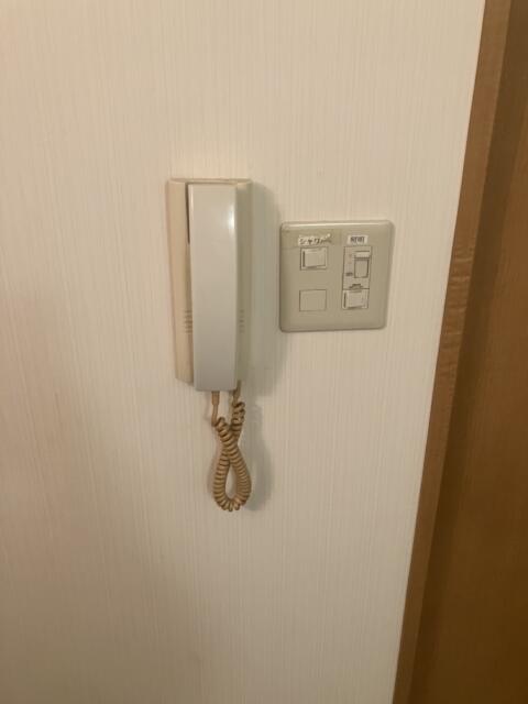 レンタルルーム ROOMS(新宿区/ラブホテル)の写真『2号室　電話と電気スイッチ』by hireidenton