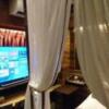 HOTEL Petit Bali 新宿三丁目店(プティバリ）(新宿区/ラブホテル)の写真『705号室（入口から部屋奥方向、天蓋つき）』by 格付屋