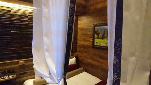 HOTEL Petit Bali 新宿三丁目店(プティバリ）(新宿区/ラブホテル)の写真『705号室（入口横から部屋奥方向。天蓋付き）』by 格付屋