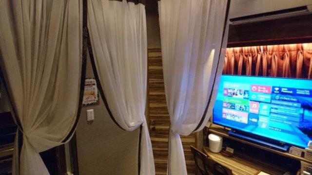 HOTEL Petit Bali 新宿三丁目店(プティバリ）(新宿区/ラブホテル)の写真『705号室（部屋奥から入口横方向。天蓋付き）』by 格付屋
