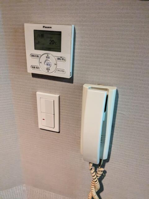 レンタルルーム フィジー(新宿区/ラブホテル)の写真『3号室　空調と内線』by まっつんつん