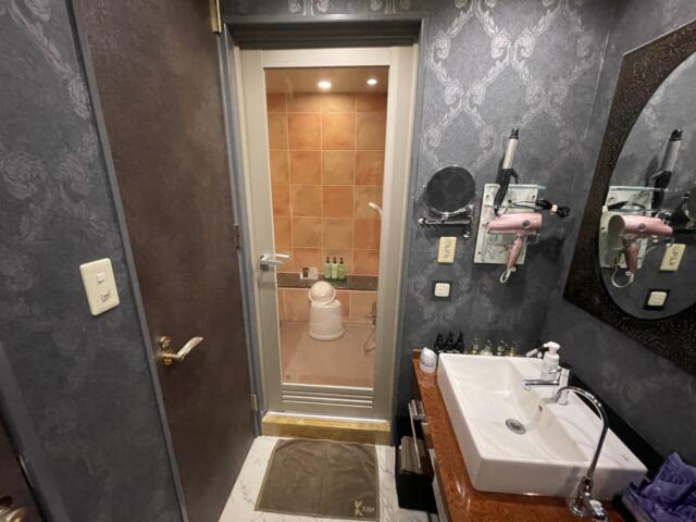 K Slit（ケイスリット）(船橋市/ラブホテル)の写真『209号室左トイレ　右洗面　正面浴室』by tatsunofull