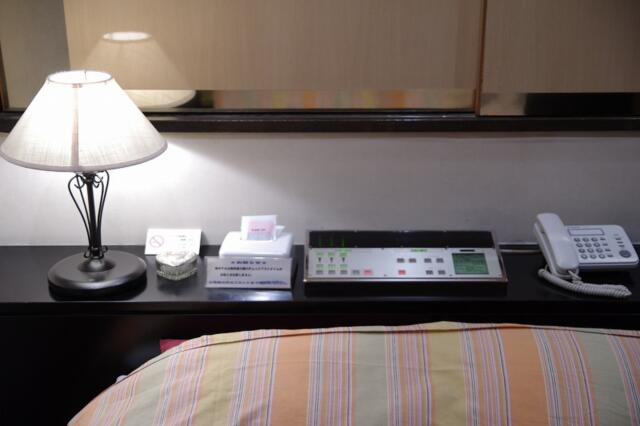 HOTEL PEARL(台東区/ラブホテル)の写真『203号室　枕元の設備』by マーケンワン