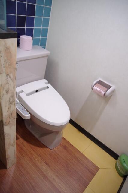 HOTEL PEARL(台東区/ラブホテル)の写真『203号室　洗浄機能付きトイレ』by マーケンワン