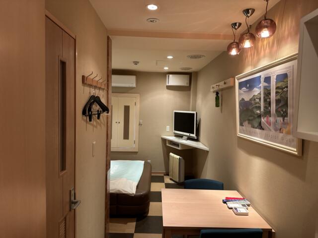 HOTEL The AMERICAN(アメリカン)(江戸川区/ラブホテル)の写真『502号室 入り口から見た室内 左側はトイレとお風呂』by ネコシ