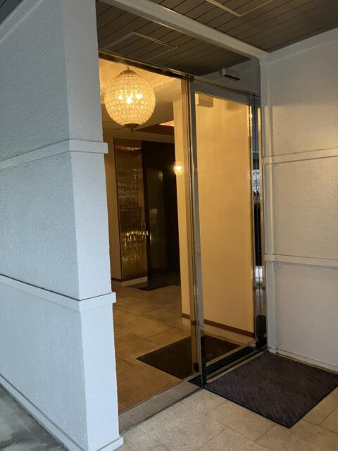HOTEL EVI TOWER(戸田市/ラブホテル)の写真『駐車場からの出入り口』by festa9