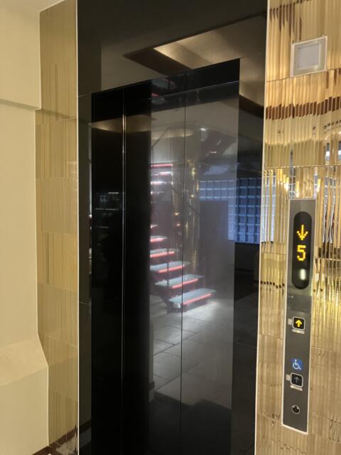 HOTEL EVI TOWER(戸田市/ラブホテル)の写真『上下階行専用エレベーターが2基』by festa9