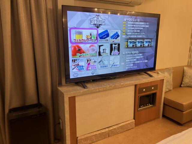 HOTEL EVI TOWER(戸田市/ラブホテル)の写真『601 75インチTVと左手に加湿付空気清浄機』by festa9