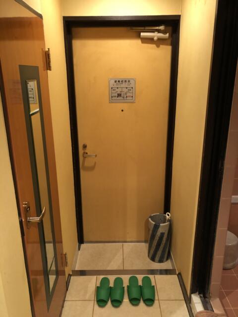 HOTEL KATSURA(カツラ)(台東区/ラブホテル)の写真『203号室　玄関2足も置いたらいっぱい』by みこすりはん