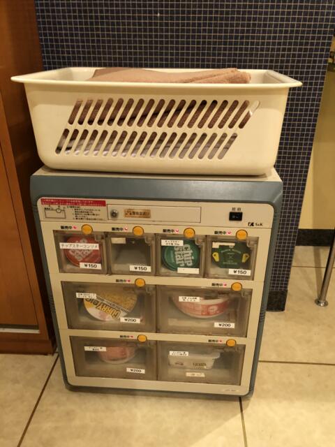 HOTEL KATSURA(カツラ)(台東区/ラブホテル)の写真『203号室　カゴにはタオルと浴衣　有料カップ麺など』by みこすりはん