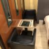 HOTEL KATSURA(カツラ)(台東区/ラブホテル)の写真『203号室　入って左にテーブルとイス　向きを変えてプレイ用としても　細い鏡がエロい』by みこすりはん