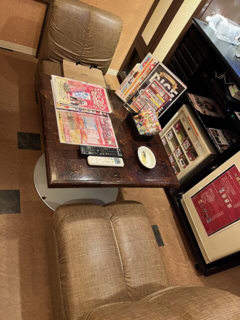 ホテル どないやねん(大阪市/ラブホテル)の写真『503号室　テーブルと椅子』by 神戸のりんごちゃん