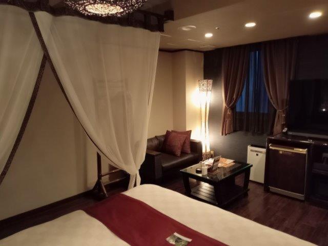 BaliAn RESORT(バリアンリゾート)新宿(新宿区/ラブホテル)の写真『504号室（入口横から部屋奥方向）』by 格付屋