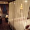 BaliAn RESORT(バリアンリゾート)新宿(新宿区/ラブホテル)の写真『504号室（入口から部屋奥方向。天蓋を引いたところ）』by 格付屋