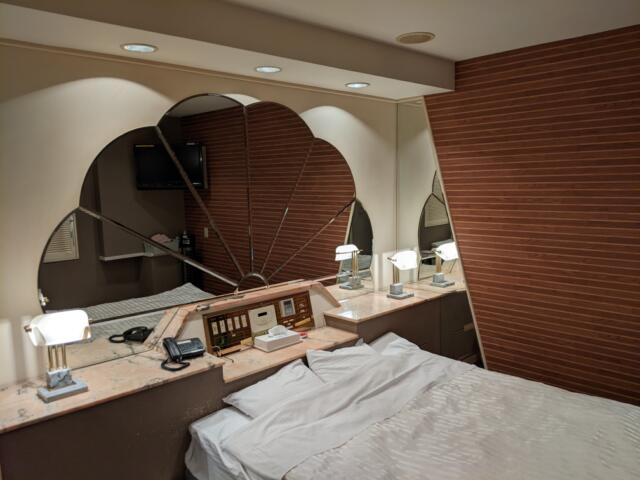 HOTEL GOLD LEAF（ゴールドリーフ）(神戸市中央区/ラブホテル)の写真『205号室 ベッド周辺』by きんてつ
