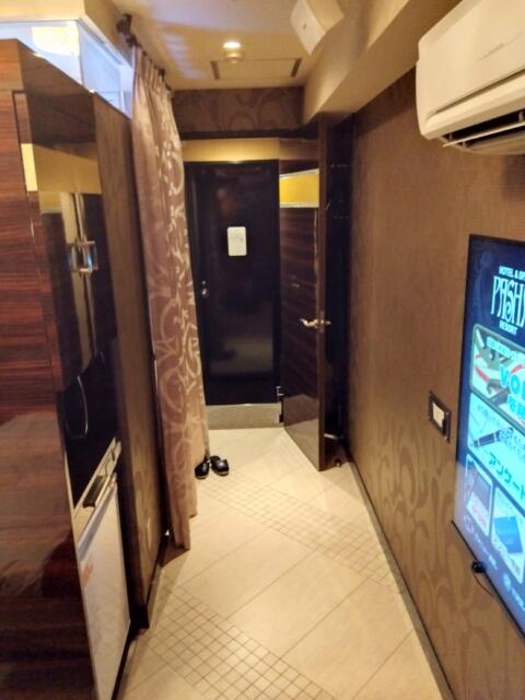 ホテル PASHA RESORT(パシャリゾート)(新宿区/ラブホテル)の写真『302号室（ベッド足元から玄関、カーテン内に洗面等）』by ＪＷ