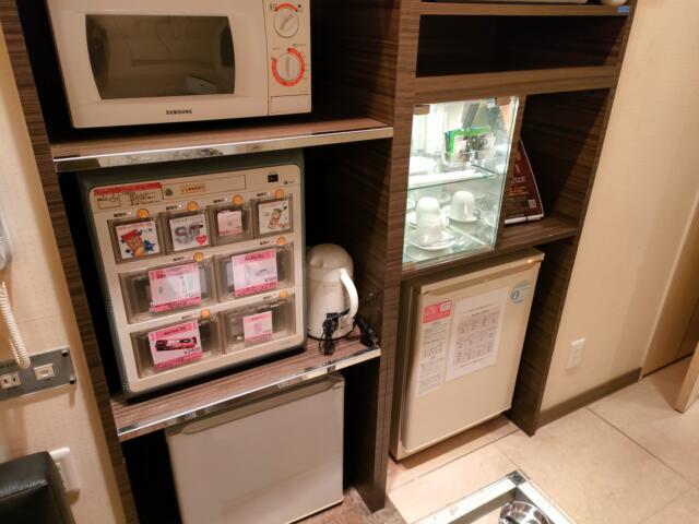 THE ATTA(豊島区/ラブホテル)の写真『102　備え付けの販売機と冷蔵庫』by ゆかるん