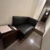 ヒルズホテル五反田(品川区/ラブホテル)の写真『502号室室内から玄関へ。ソファは2人座れる。』by けたん86