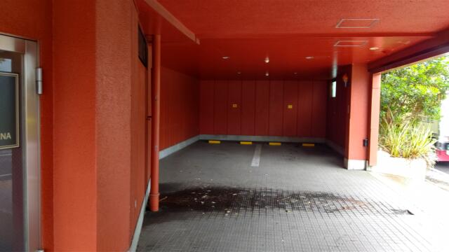 ホテル REGINA(柏市/ラブホテル)の写真『建物下駐車場です。(23,7)』by キジ