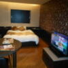 CLUB G（クラブジー）(嬉野市/ラブホテル)の写真『101号室、正面にベッド、右に大型テレビ、左がテーブルとコンパクトな設計』by 猫饅頭
