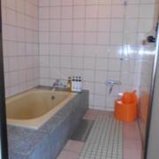 CLUB G（クラブジー）(嬉野市/ラブホテル)の写真『101号室の浴室。タイル張り、必要な施設は整備済み。温泉水を使用している。』by 猫饅頭
