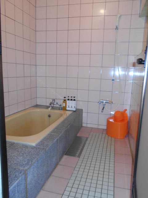 CLUB G（クラブジー）(嬉野市/ラブホテル)の写真『101号室の浴室。タイル張り、必要な施設は整備済み。温泉水を使用している。』by 猫饅頭