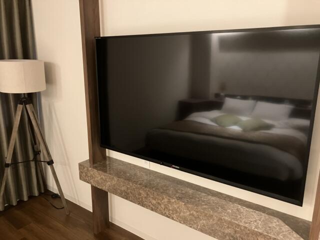 BAMBOO GARDEN 相模原(相模原市/ラブホテル)の写真『305号室　テレビと照明』by KAMUY