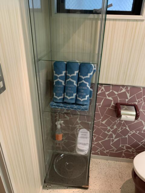 ＨOTEL Q(豊島区/ラブホテル)の写真『703号室　洗面台、スリッパ置きなど』by 東京都