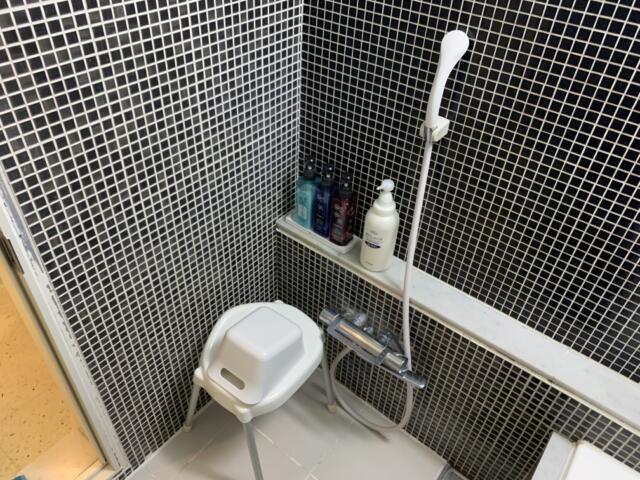 ＨOTEL Q(豊島区/ラブホテル)の写真『703号室　シャワーと椅子、風呂桶』by 東京都