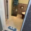 ＨOTEL Q(豊島区/ラブホテル)の写真『703号室　浴室から洗面台とトイレ側を臨む。』by 東京都