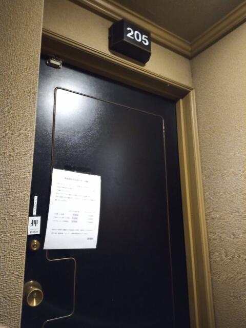 鹿鳴館(橿原市/ラブホテル)の写真『205号室 ドア』by タンスにゴンゴン