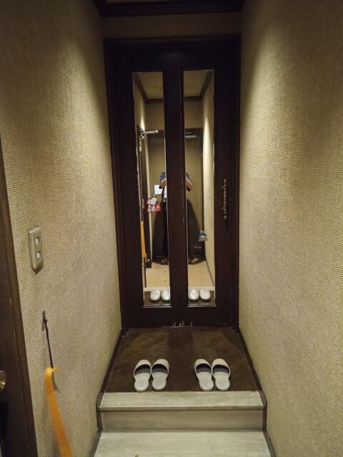 鹿鳴館(橿原市/ラブホテル)の写真『205号室 玄関〜室内ヘ』by タンスにゴンゴン