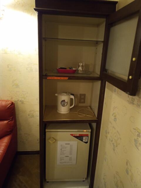 鹿鳴館(橿原市/ラブホテル)の写真『205号室 食器棚』by タンスにゴンゴン