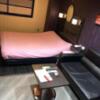 HOTEL アムール(台東区/ラブホテル)の写真『102号室　部屋全体　ソファーもあってゆったりできます。』by みこすりはん