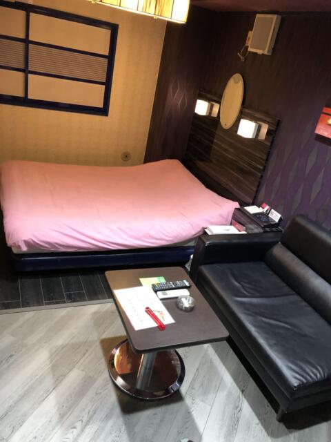 HOTEL アムール(台東区/ラブホテル)の写真『102号室　部屋全体　ソファーもあってゆったりできます。』by みこすりはん