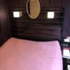 HOTEL アムール(台東区/ラブホテル)の写真『102号室　ベッドの頭上に小さな鏡』by みこすりはん