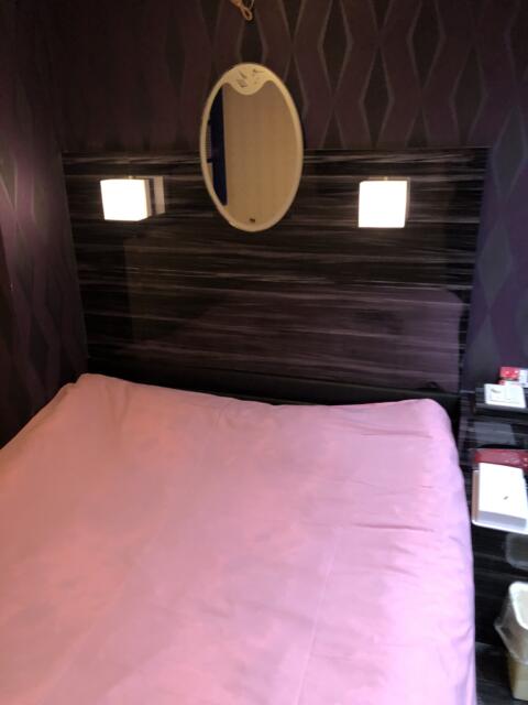 HOTEL アムール(台東区/ラブホテル)の写真『102号室　ベッドの頭上に小さな鏡』by みこすりはん