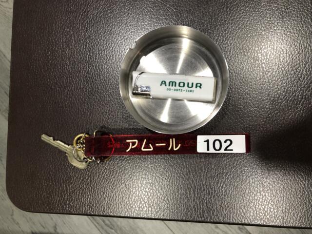 HOTEL アムール(台東区/ラブホテル)の写真『102号室　灰皿とライター』by みこすりはん