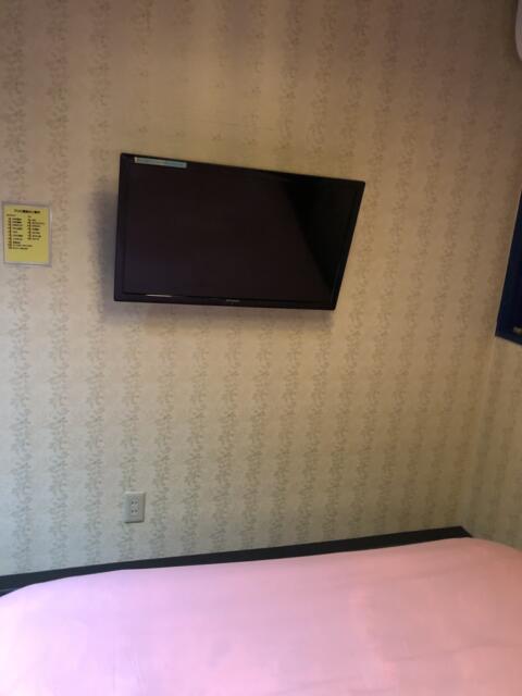 HOTEL アムール(台東区/ラブホテル)の写真『102号室　ベッドの足元の壁にTV アダルトチャンネルも有り』by みこすりはん