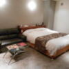 HOTEL Lmine(武雄市/ラブホテル)の写真『302号室。中央にベッド、隣が２人がけのソファ、清潔でよく整備されている』by 猫饅頭