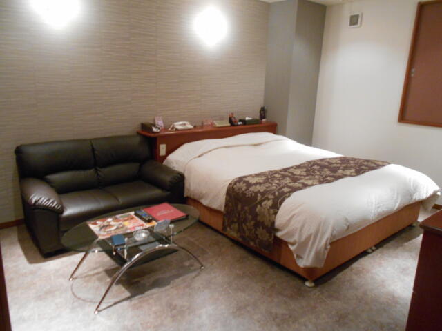 HOTEL Lmine(武雄市/ラブホテル)の写真『302号室。中央にベッド、隣が２人がけのソファ、清潔でよく整備されている』by 猫饅頭