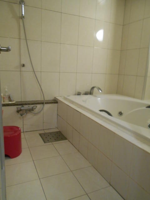 HOTEL Lmine(武雄市/ラブホテル)の写真『302号室の浴室。お風呂は泡風呂もあり、やや広めで使いやすい。』by 猫饅頭